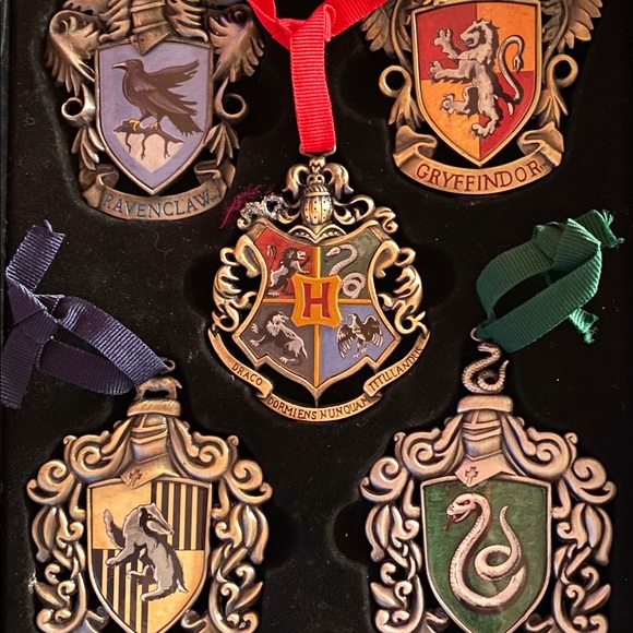 🎄HARRY POTTER ornaments! All 4 houses and Hogwarts. Never used in box - Picture 8 of 15